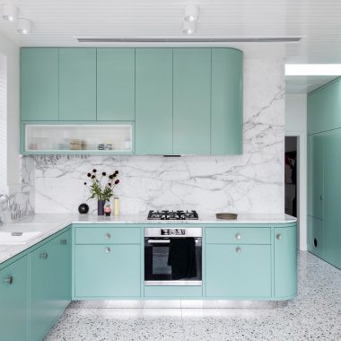 این خانه خانوادگی در ملبورن دارای یک آشپزخانه نعناعی رنگ مدرن است